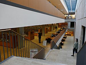 Treppe und Blick in die Mediathek auf Ebene -1